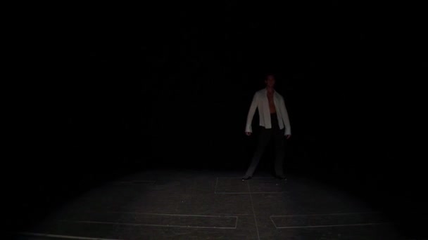 발 룸 댄서 는 어두움 가운데서 느리고 유연 한 걸음걸이를 가지고 나타나며 라틴 아메리카 의 탱고 춤 스타일 , 손 회전, 스윙 , 점심 을 옆으로 한다.. — 비디오