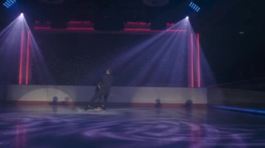 Çift patinajda karmaşık riskli kaldırma tekniği. Kadın geriye doğru kayıyor, erkek bacağını tutuyor, buzun üzerinde süzülüyor, her iki ayak bileğini çapraz kollarla eski haline getiriyor. Tehlikeli unsur, yavaş çekim..