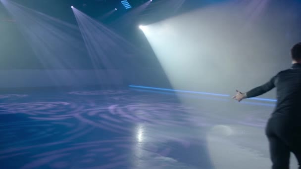 Pair of figure skaters, first man and then woman, appear in front of camera on ice rink, moving backwards, come to center and prepare to make overhead lift.Support technique.Slow motion, close-up. — Stock Video