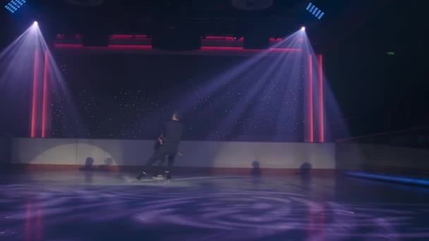Technique de levage complexe et risqué en patinage artistique en couple. Femme glisse vers l'arrière, l'homme tient sa jambe, les transferts à planer sur la glace, olding les deux chevilles avec les bras croisés.. — Video