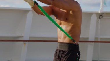 Genç boksör dışarıda direnç bandı eğitim sistemi ile boks antrenmanına başladı