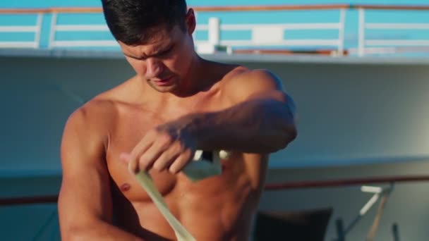 Jóképű Fiatalember Gyakorolja Árnyékboxolást Egy Sétahajó Fedélzetén — Stock videók