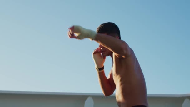 有魅力的年轻人在游轮外练皮拳 — 图库视频影像