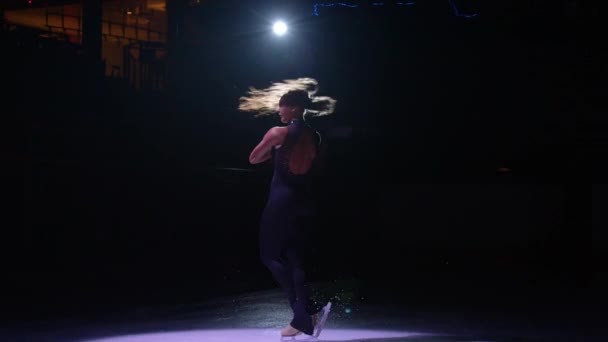 Ice Skater Gorgeous Girl Dark Ice Rink Figure Skating Elements — Stok video
