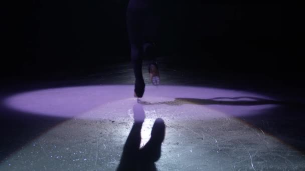 Ice Skater Gorgeous Girl Dark Ice Rink Figure Skating Elements — Vídeo de Stock