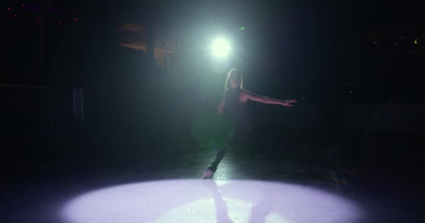 Ice Skater Gorgeous Girl Dark Ice Rink Figure Skating Elements — 图库视频影像