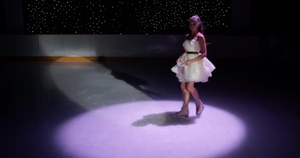 Ice Skater Gorgeous Girl Face Mask Empty Dark Ice Rink — Vídeo de stock