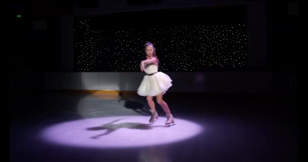 Ice Skater Gorgeous Girl Empty Dark Ice Rink Figure Skating — Stok video