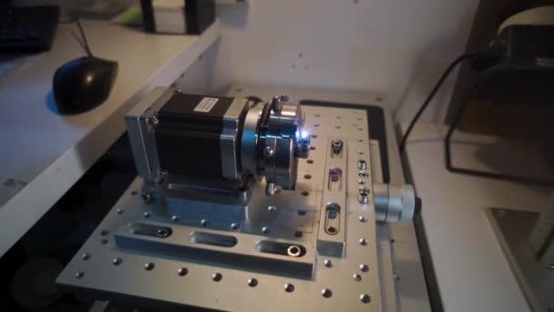 Настільний Пристрій Лазерного Гравіювання Кілець Процесі Роботи Масштабування Камери Майстерня — стокове відео