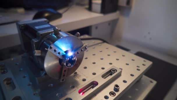 Desktop Device Laser Engraving Rings Rotating Process Work Camera Passing — Stockvideo