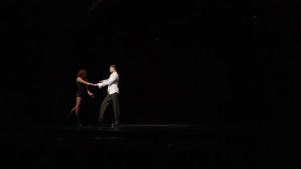 Бальные Танцоры Пара Танцует Латиноамериканский Танец Дальнем Расстоянии Темной Stage — стоковое видео