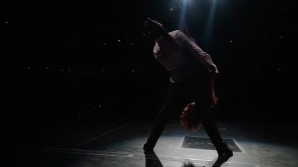 360 Grad Kamerakreisel Tanzpaar Das Umgekehrter Haltung Steht Frau Auf — Stockvideo