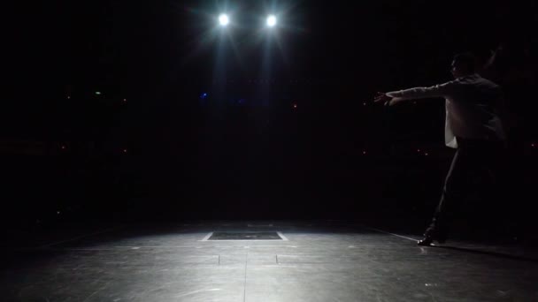 Танцюристи Пара Виходять Темряви Сцені Силуети Фоні Темної Аудиторії — стокове відео