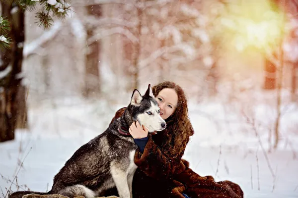 Retrato Una Hermosa Joven Bosque Invierno Con Perro Husky Abraza — Foto de Stock