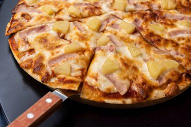 Sos tepesi sıcak pizza büyük peynir öğle veya akşam yemeği kabuk deniz ürünleri et dilim. dolmalık biber sebzeler lezzetli lezzetli lokanta ile İtalyan ahşap üzerinde geleneksel yönetim kurulu yan görünümünde tablo klasik .