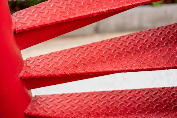 Açık hava metali kırmızı spiral merdiven