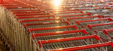 Büyük bir süpermarkette bir sürü alışveriş arabasıyla sıralar.