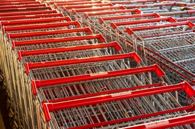 Büyük bir süpermarkette bir sürü alışveriş arabasıyla sıralar.