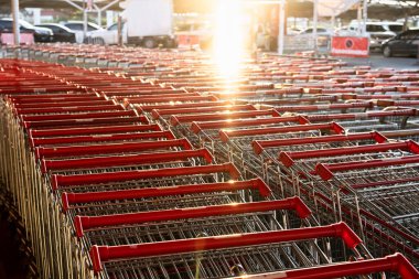 Büyük bir süpermarkette bir sürü alışveriş arabasıyla sıralar.