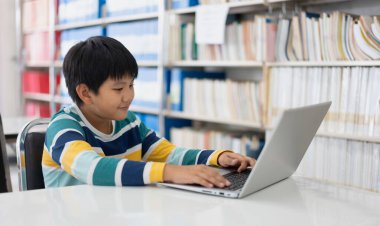 Laptop Bilgisayarı, Öğrenme ve Kullanma Bilgisayar Konsepti ile oynayan Asyalı şirin çocuğun portresi