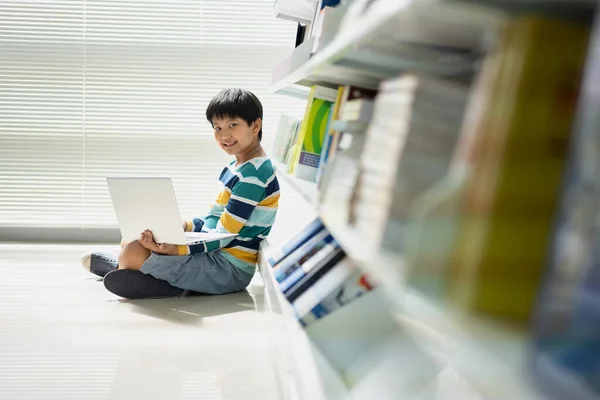 Portret Van Aziatische Schooljongen Casual Shirt Met Laptop Computer Openbare — Stockfoto