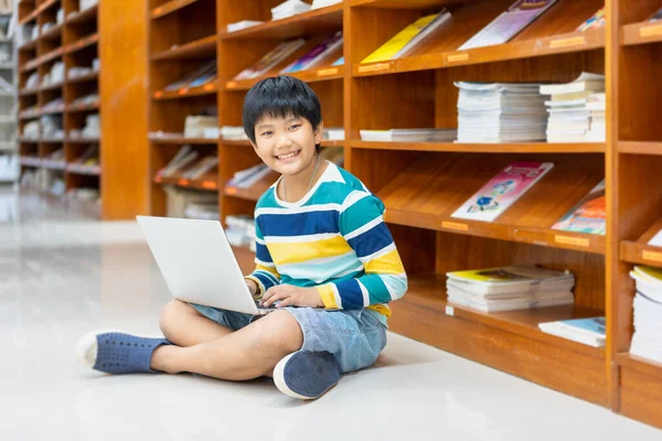 Portret Van Aziatische Schooljongen Casual Shirt Met Laptop Computer Openbare — Stockfoto