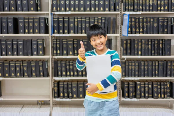 Portret Van Aziatische Schooljongen Casual Shirt Met Laptop Computer Openbare — Stockfoto