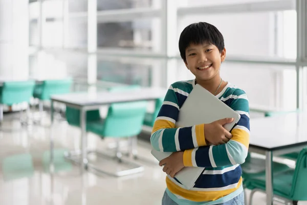 Portret Van Schattig Aziatische Jongen Studeren Spelen Spel Met Laptop — Stockfoto
