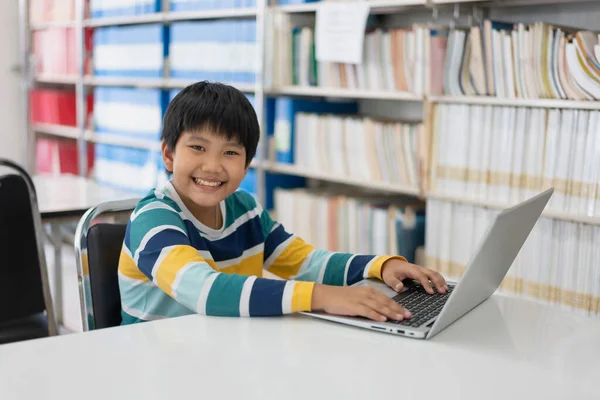 Retrato Menino Asiático Bonito Estudando Jogando Jogo Com Computador Portátil — Fotografia de Stock