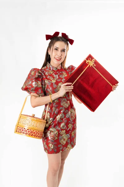 中国の旧正月のコンセプト 食品や赤いバスケットのバスケットを保持する女性は 健康的で裕福な年であることを意味し 中国の旧正月のお祝いのコンセプト — ストック写真