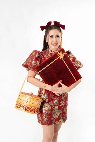 中国の旧正月の概念は 女性が幸せな健康と裕福な年 中国の旧正月のお祝いの概念であることを意味する食品と赤のプレゼントボックスのバスケットを保持 — ストック写真