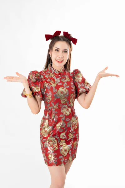 幸せなアジアの女性は白い背景に隔離された空間をコピーするために指している伝統的なChongsam Qipaoドレスと手のジェスチャーを着て 中国の新年明けましておめでとうございます — ストック写真