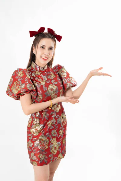 幸せなアジアの女性は白い背景に隔離された空間をコピーするために指している伝統的なChongsam Qipaoドレスと手のジェスチャーを着て 中国の新年明けましておめでとうございます — ストック写真