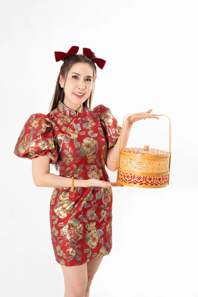 Kinesiska Nyår Koncept Kvinna Håller Korg Med Mat Vilket Innebär — Stockfoto