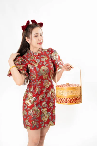 中国の旧正月のコンセプト 食品のバスケットを保持する女性は 健康的で裕福な年であることを意味し 中国の旧正月のお祝いのコンセプト — ストック写真