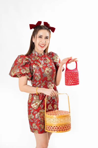 中国の旧正月のコンセプト 食品や赤いバスケットのバスケットを保持する女性は 健康的で裕福な年であることを意味し 中国の旧正月のお祝いのコンセプト — ストック写真
