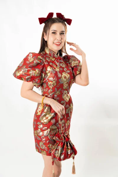 魅力的な美しいです若いですアジアの女性で伝統的な赤Chongsamドレッシング中国語のために中国の旧正月で白い隔離されたスタジオの背景 — ストック写真