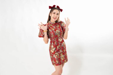 Beyaz arka planda geleneksel Cheongsam Qipao elbisesi giyen mutlu Asyalı kadın. Mutlu Çin Yeni Yılı Mutlu İfade Eden Kadınlar