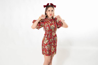 Beyaz arka planda geleneksel Cheongsam Qipao elbisesi giyen mutlu Asyalı kadın. Mutlu Çin Yeni Yılı Mutlu İfade Eden Kadınlar