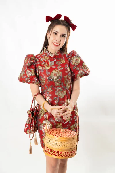 中国の旧正月のコンセプト 食品のバスケットを保持する女性は 健康的で裕福な年であることを意味し 中国の旧正月のお祝いのコンセプト — ストック写真