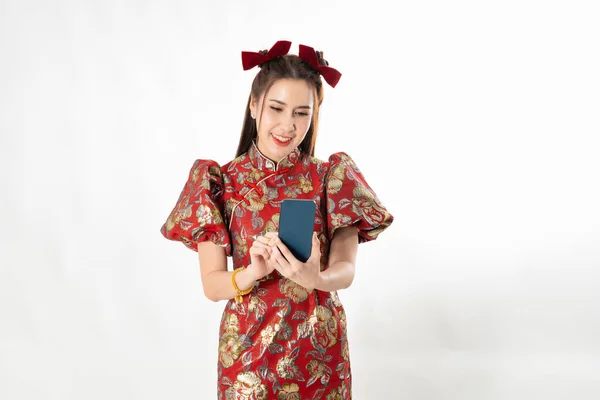 中国のドレスを身に着けているアジアの女性携帯電話のショッピングオンライン技術Cheongsam Qipaoコンセプト上の白い隔離された背景 — ストック写真