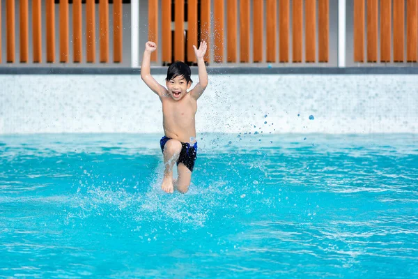 Aziatisch Jong Jongen Hebben Een Goede Tijd Zwembad Hij Springen — Stockfoto