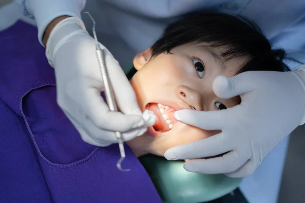Hand Läkare Tandläkare Arbetar Tänderna Hos Asiatiska Lilla Barn Gammal Stockbild