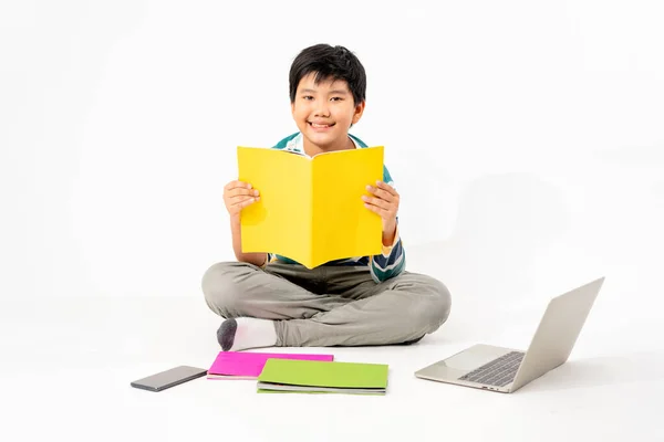 Portret Van Happy Aziatische Jongen Vloer Met Laptop Boeken Geïsoleerd — Stockfoto