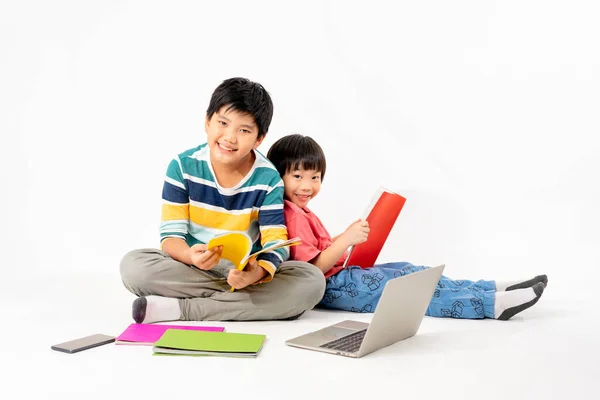 Portret Van Happy Aziatische Jongens Broer Vloer Met Laptop Boeken — Stockfoto