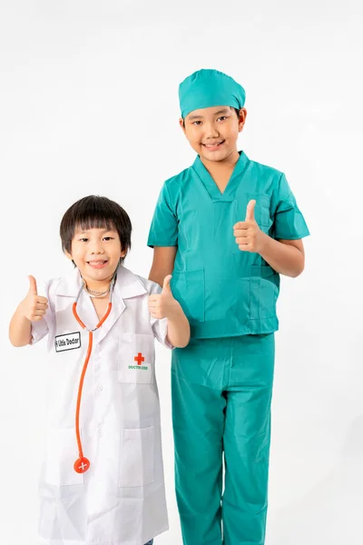 Portret Młodego Azjatyckiego Chłopca Ubierającego Się Lekarza Izolować Białym Tle — Zdjęcie stockowe
