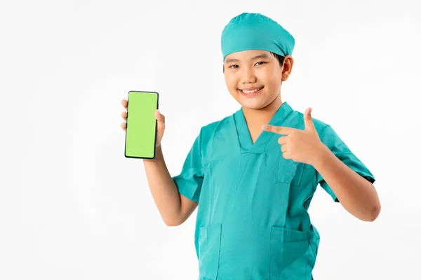 博士になるための若いアジアの少年のドレッシングの肖像 白の背景に緑の画面の隔離とスマートフォンを保持 教育と技術の概念 — ストック写真