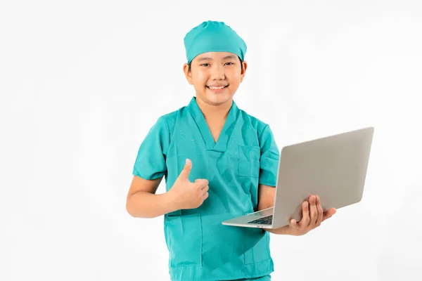 Portret Młodego Azjatyckiego Chłopca Ubierającego Się Lekarza Trzymającego Izolatkę Laptopa — Zdjęcie stockowe