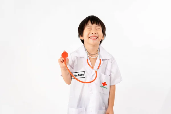 コピースペース 教育の概念と白い背景に医師の隔離される若いアジアの少年のドレッシングの肖像画 — ストック写真