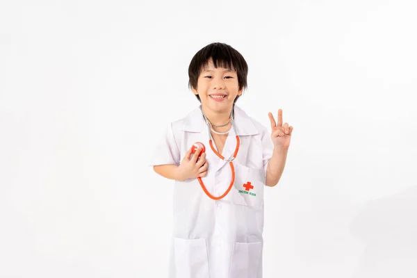 コピースペース 教育の概念と白い背景に医師の隔離される若いアジアの少年のドレッシングの肖像画 — ストック写真